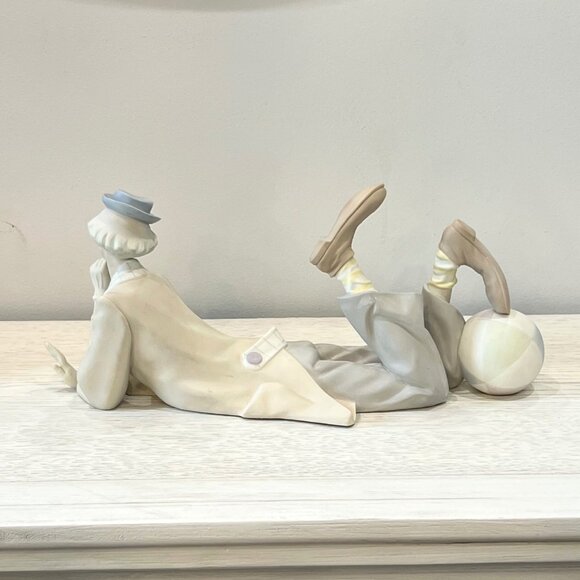 Lladro Clown with Beach Ball #4618 Retired Figurine 14 1/4" long Matte Finish - Picture 7 of 11